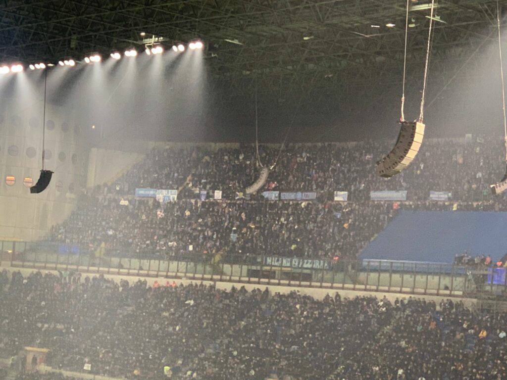 Napoli, tanti cori e striscioni dei tifosi azzurri. Che ovazione all’ingresso in campo