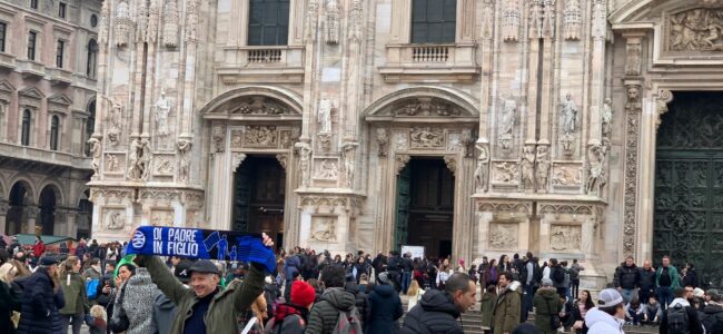 Tifoso dell'Inter con la sciarpa davanti al Duomo