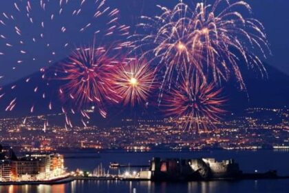 Napoli in Festa: Trombette, Bandiere e Fuochi d'Artificio!