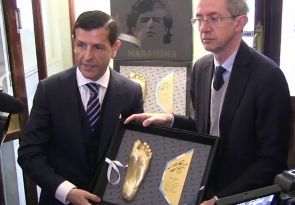 Gambrinus esposto il calco del piede sinistro di Maradona.