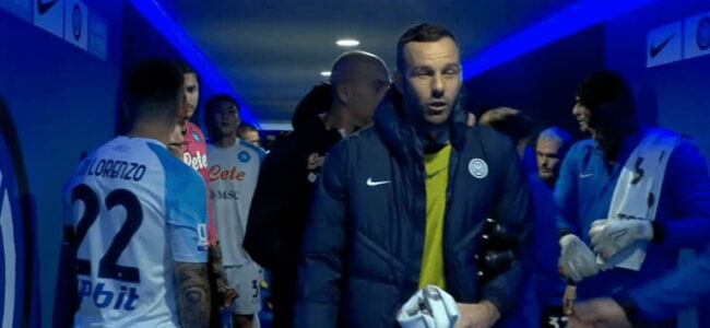 Inter-Napoli, Handanovic parla con l'arbitro Sozza.