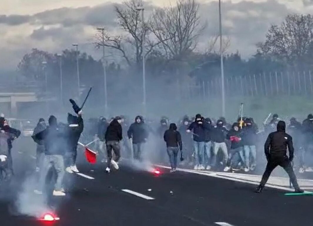 Roma e Napoli: divieto di trasferta per i tifosi dopo scontri violenti sull'autostrada