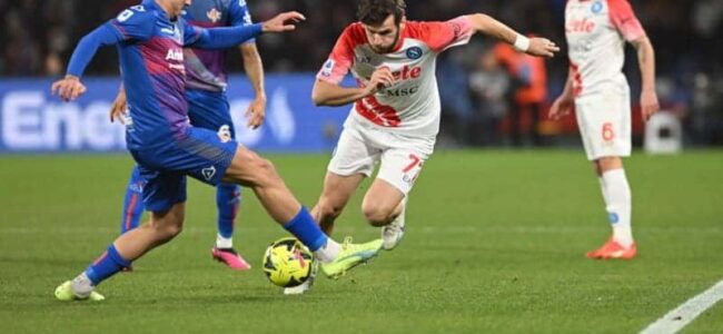 Compleanno di Kvaratskhelia indimenticabile: Il gesto dei compagni e la mezzanotte...