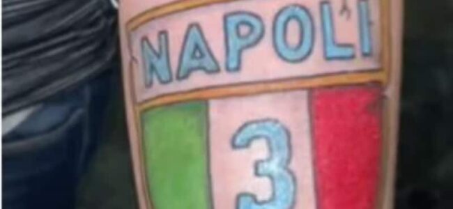 Un tifoso del Napoli si tatua lo scudetto: il video ha conquistato il web