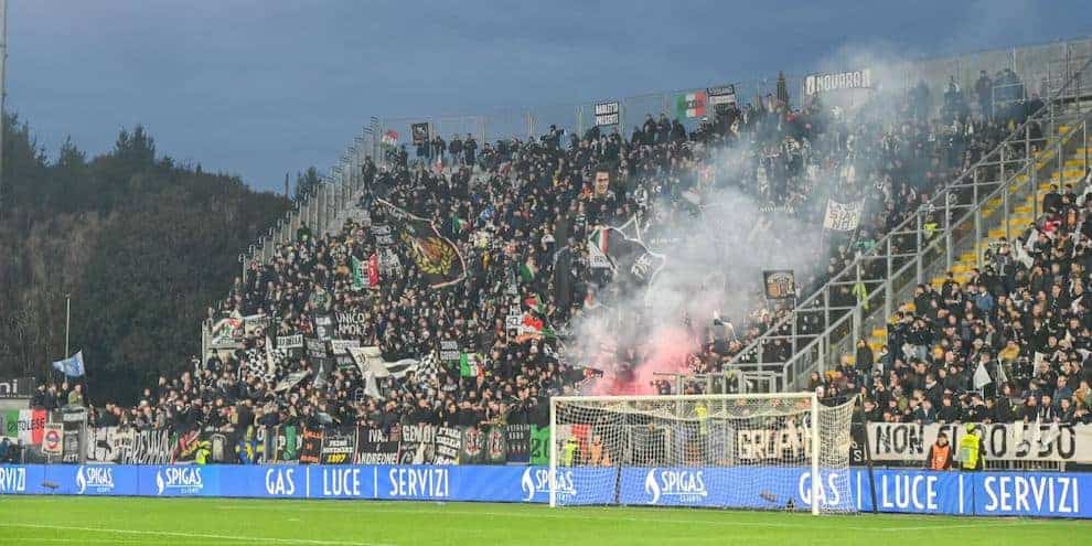 Lo Spezia denuncia: "I tifosi della Juve ci hanno fatto pipì in testa!"