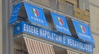 Il balcone tutto azzurro che fa impazzire il web: i napoletani sono geniali