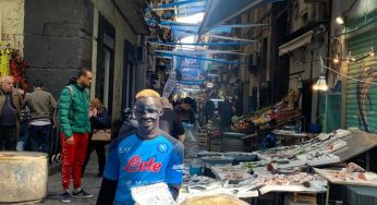 Festa Scudetto, viaggio a Napoli: pioggia di selfie per Hassan, l’Osimhen della Pignasecca