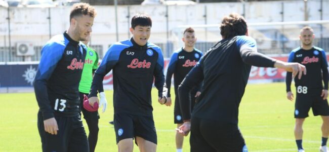 Kim si allena con il gruppo