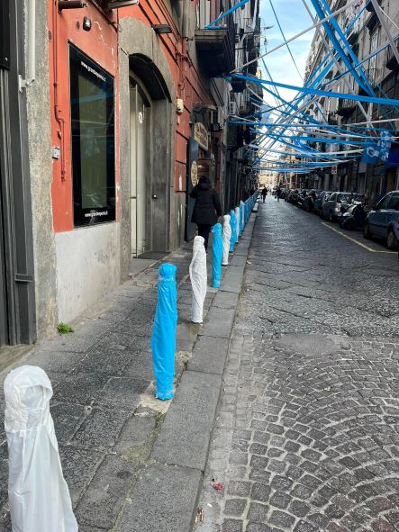Scudetto Napoli: idea geniale per colorare i paletti. Altro che vandalismo – FOTO