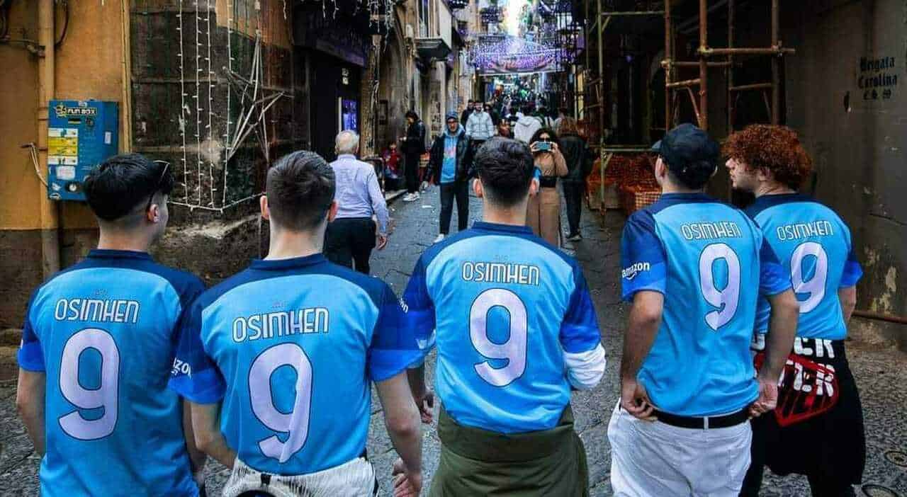 Scudetto Napoli, 5 ragazzi da Mantova con la maglia di Osimhen: "Tifiamo altre squadre ma voi ci avete fatto innamorare"