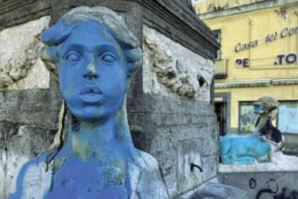 Napoli, il sindaco Manfredi "basta dipingere i monumenti d'azzurro"