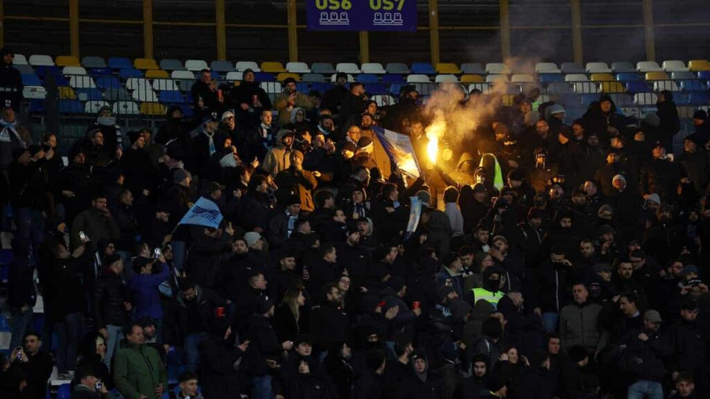 Lazio: multa per i petardi che hanno ferito un ragazzino, multato anche il Napoli per una bottiglia d’acqua