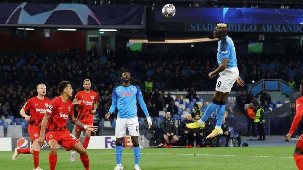 Osimhen gol all’Eintracht, vola a 2,40 metri d’altezza: ma la cosa più impressionante è un altra