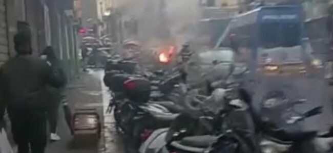 scontri ultras napoli piazza del gesù auto incendiata