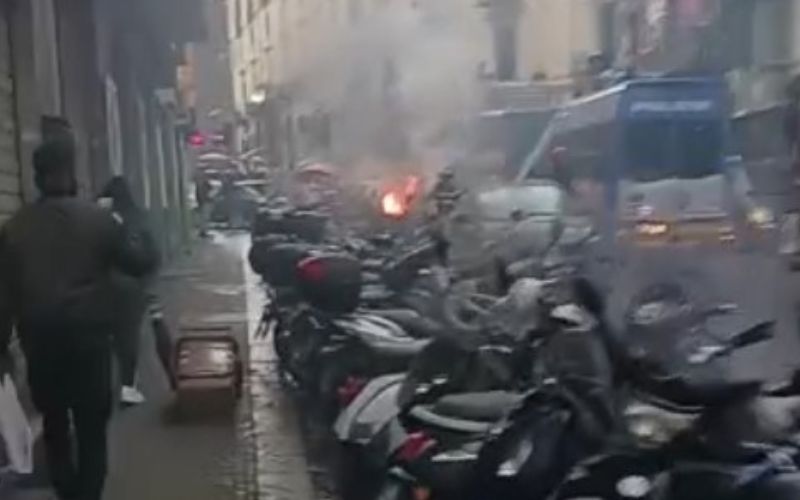 scontri ultras napoli piazza del gesù auto incendiata