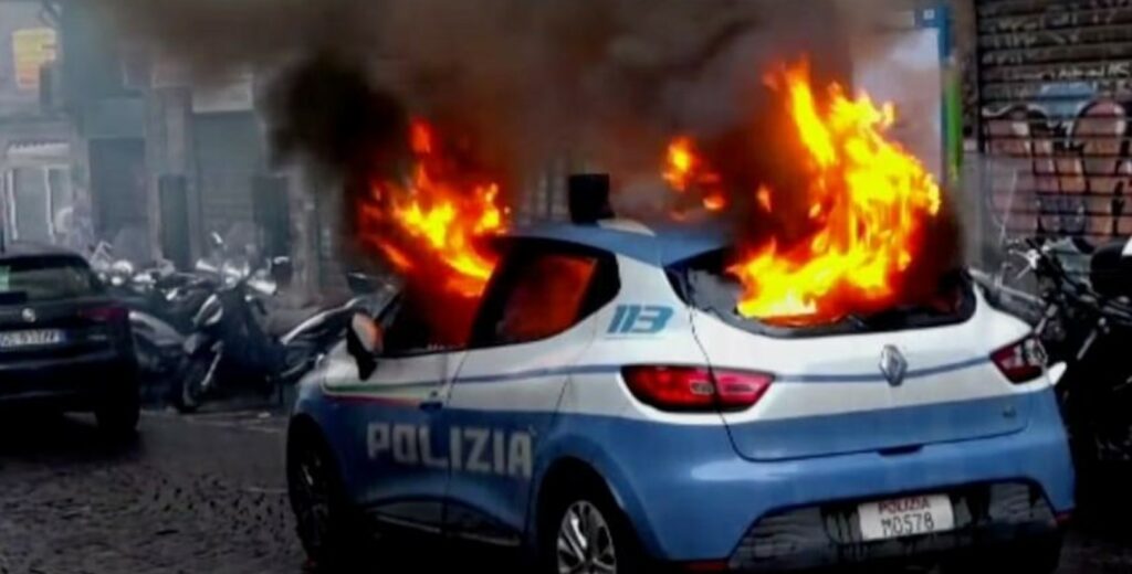 Caos Totale A Napoli Scontri Tra Ultras E Polizia Video