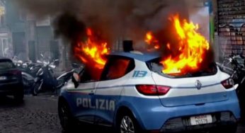 Caos totale a Napoli: scontri tra ultras e polizia – VIDEO