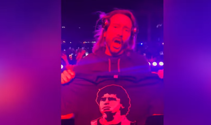 Boom di emozioni a Napoli: Bob Sinclair si unisce ai tifosi azzurri e rende omaggio a Maradona - VIDEO