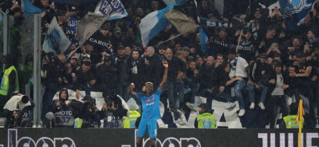 Osimhen festeggia con i tifosi