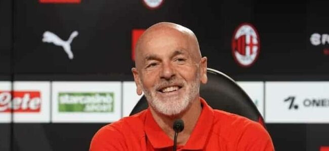 Cori e fuochi d’artificio 'napoletani', Pioli ironico: "Me li aspettavo un po' più belli"