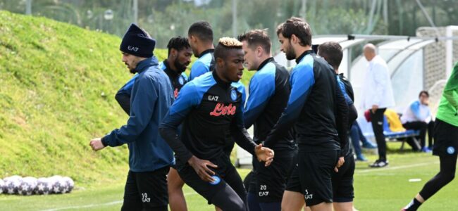 Victor Osimhen si allena in rifinitura