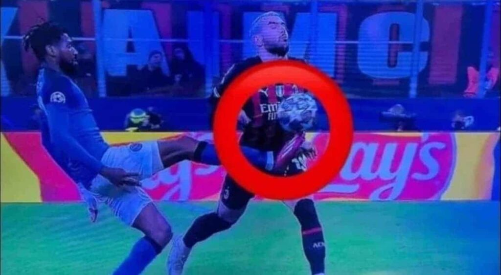 «Arbitro e telecronaca Prime a favore del Milan, dove sta il fallo?» Tifosi del Napoli furiosi sul web.