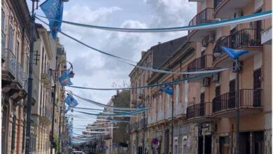 Scudetto Napoli: Tifoso rivale invidioso chiama i vigili e fa rimuovere i festoni