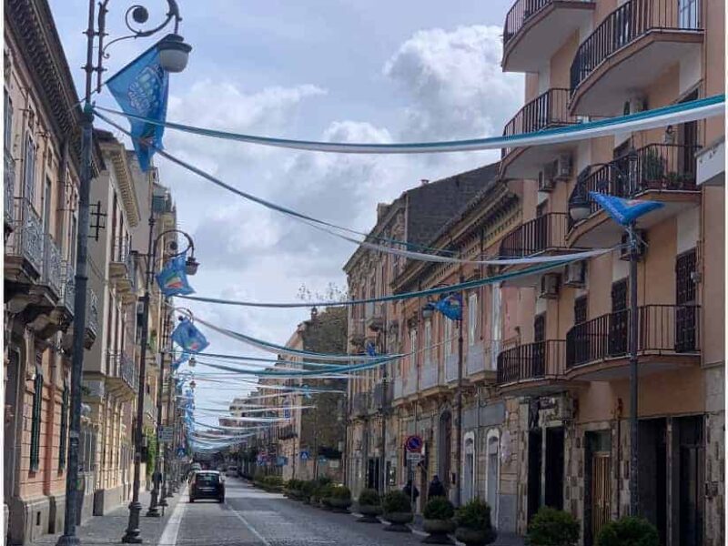 Scudetto Napoli: Tifoso rivale invidioso chiama i vigili e fa rimuovere i festoni