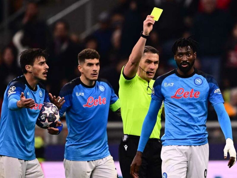 napoli proteste contro l'arbitro kovacs