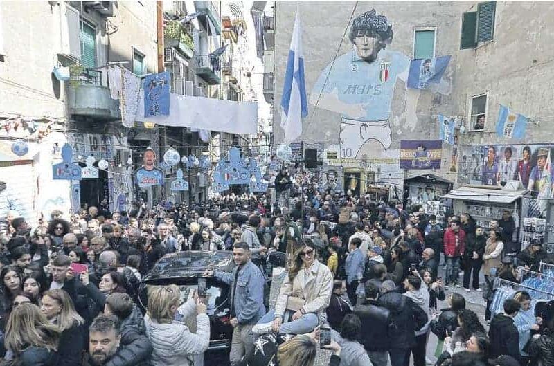 Napoli, ressa per il murale di Maradona. Folla di turisti in città