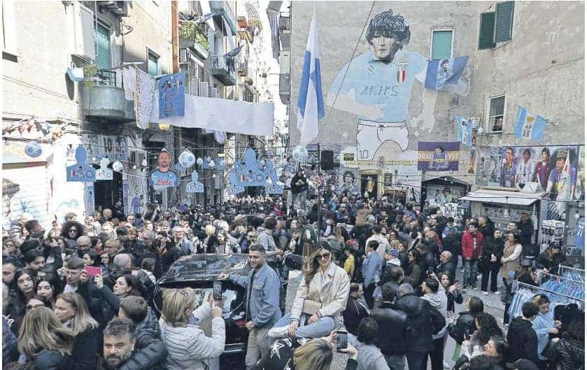Napoli, ressa per il murale di Maradona. Folla di turisti in città