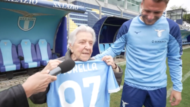 L'incontro tra Immobile ed una tifosa 97enne della Lazio - VIDEO