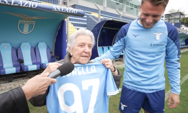 L'incontro tra Immobile ed una tifosa 97enne della Lazio - VIDEO