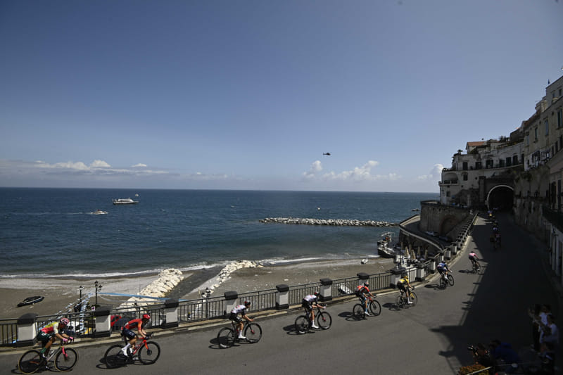 Giro d'Italia 2023, ciclisti incantati dallo scudetto del Napoli -VIDEO