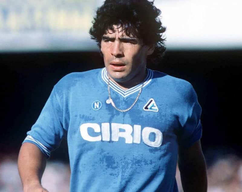 Spoilerata la maglia del Napoli 2023-2024: ha un nuovo sponsor e lo scudetto, omaggio a Maradona
