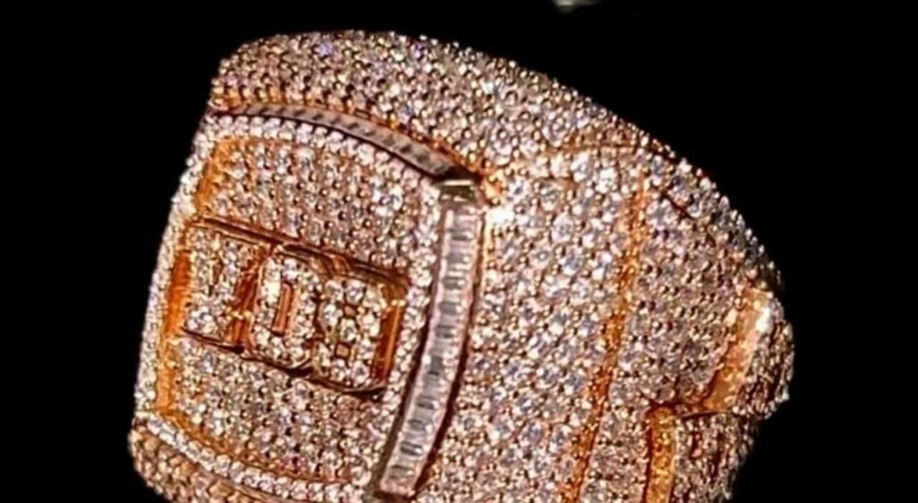 Victor Osimhen celebra lo scudetto del Napoli con un anello in stile NBA