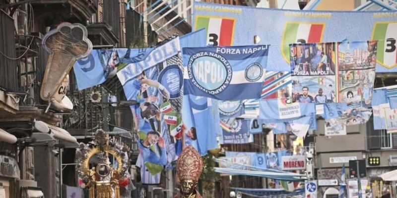 Napoli vince non solo nello sport: Turista perde cellulare durante la festa scudetto, i tifosi raccolgono 300€