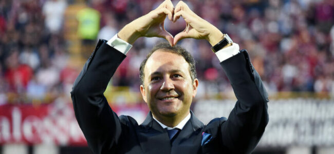 La Salernitana celebra il trionfo del Napoli: Orgoglio del Sud d'Italia