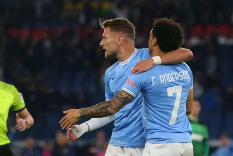 La Lazio batte il Sassuolo con un 2-0 all'Olimpico, ritardando la conquista dello scudetto del Napoli e scalzando la Juventus al secondo posto in classifica.