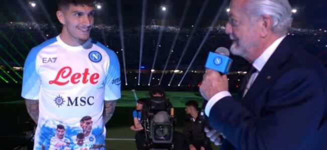 La nuova maglia del Napoli per lo Scudetto non potrà essere usata in serie A: Ecco perchè