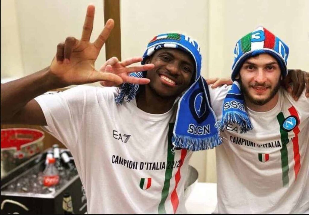 Osimhen e Kvara euforici per lo Scudetto, il toccante post della fidanzata di Meret