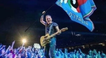 Bruce Springsteen in concerto a Parigi: sul palco la bandiera del Napoli