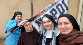 A Napoli si festeggia, il messaggio di Suor Rosa è uno spettacolo – FOTO