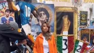 La compagna di Theo Hernandez, Zoe Cristofoli, al murale di Diego Maradona a Napoli