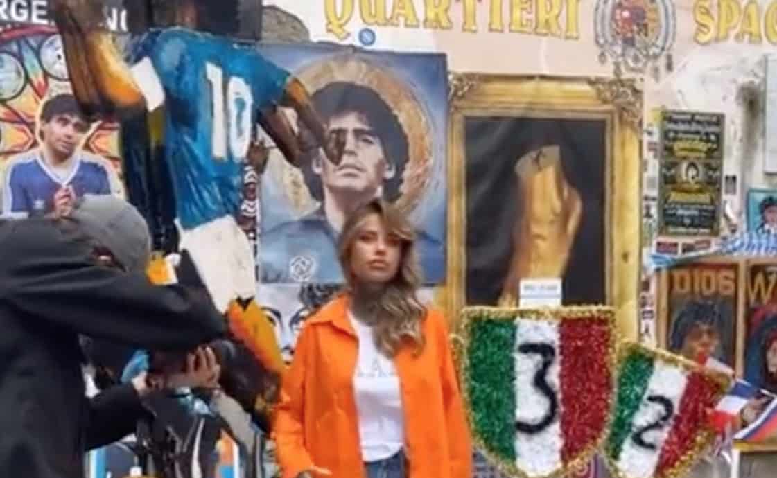 La compagna di Theo Hernandez, Zoe Cristofoli, al murale di Diego Maradona a Napoli