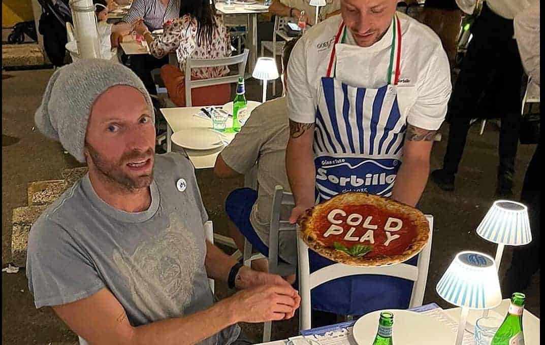 Chris Martin e i Coldplay a Napoli: tra passeggiate, pizza e concerti