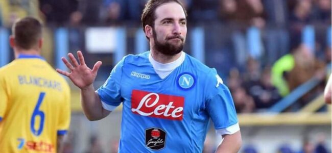 Higuain torna al Napoli, l'ironia dei tifosi diventa virale sul web