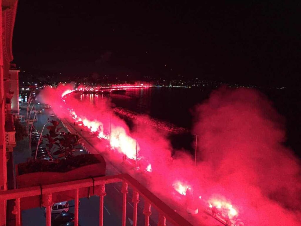 Napoli compie 97 anni, la festa degli ultras con fiaccolata e striscione sul lungomare