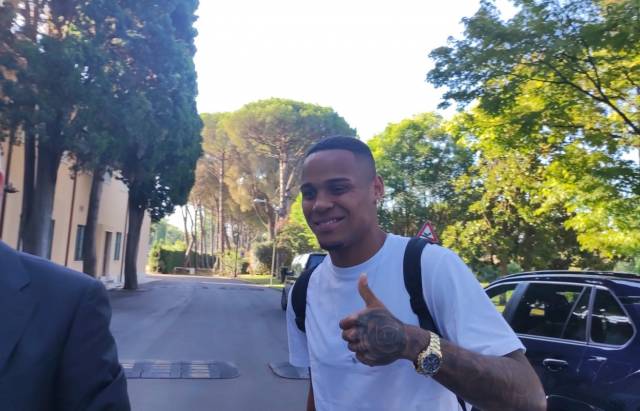 Natan arrivato a Villa Stuart, per le visite mediche: "Forza Napoli!"