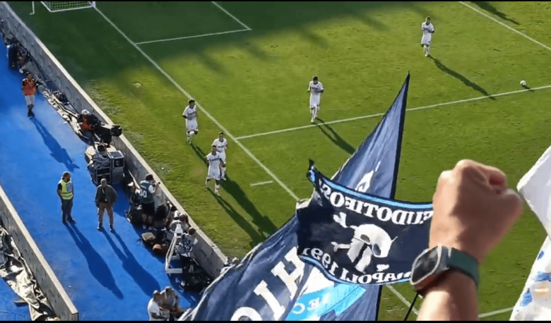 Vittoria Napoli a Lecce, tifosi esultano con un coro emozionante: "Azzurri come il mare" - VIDEO